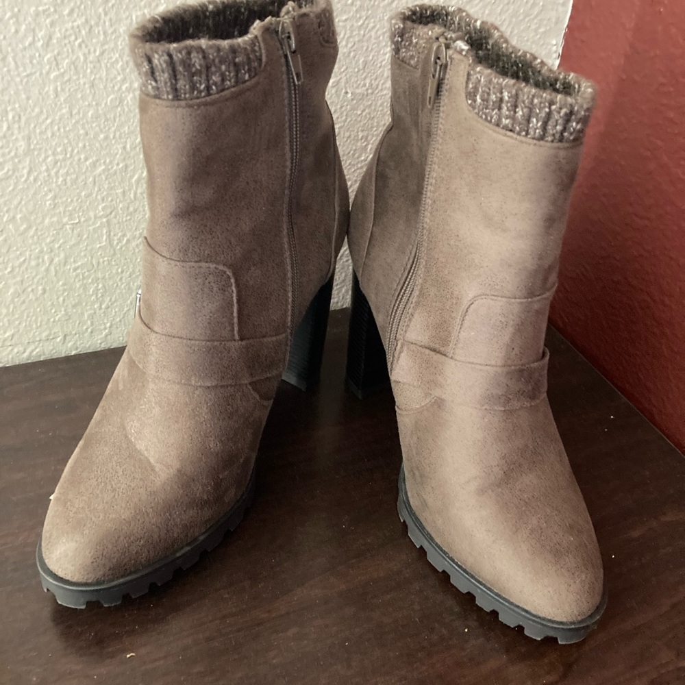 Boots - Picture 2 of 4